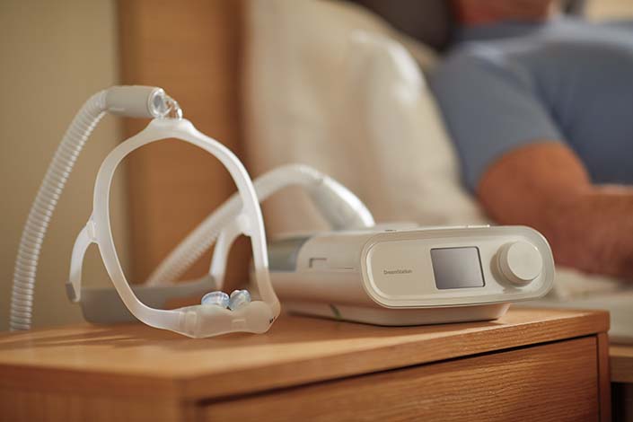 這是飛利浦陽壓呼吸器DreamStation CPAP在睡眠中使用的狀況，可改善阻塞性睡眠呼吸中止(OSA)，讓睡眠治療既方便又舒適。永悅醫療是PHILIPS原廠氧氣機總經銷，歡迎至本公司親身體驗