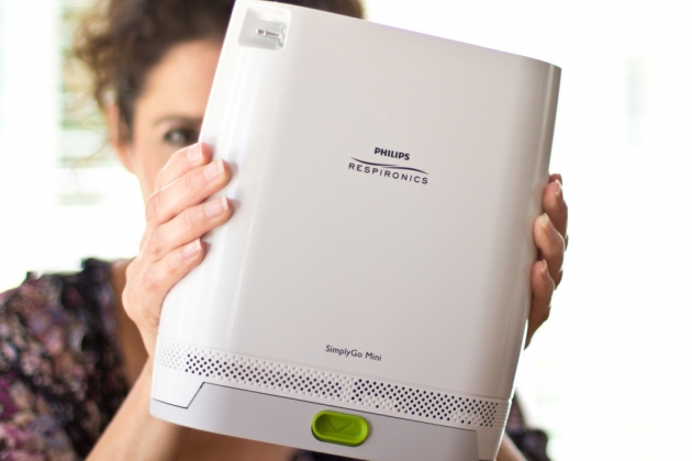 SimplyGo Mini迷你型製氧機,機身比A4還小,重量僅2.3KG,以鋰電池供電,搭配側肩包或後背包,適合外出使用。永悅是PHILIPS原廠氧氣機總經銷,有24H安心服務專線,可以免費送府、使用教學,歡迎您來電洽詢。